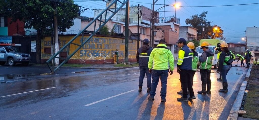 Retiran tráiler que impactó señalización del Periférico Norte y derramó diésel