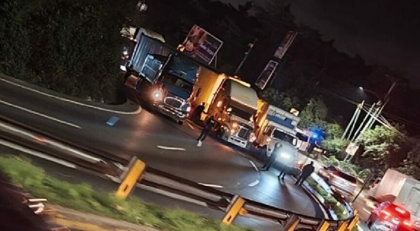 Accidente múltiple de tráileres en ruta Interamericana frena tráfico a occidente