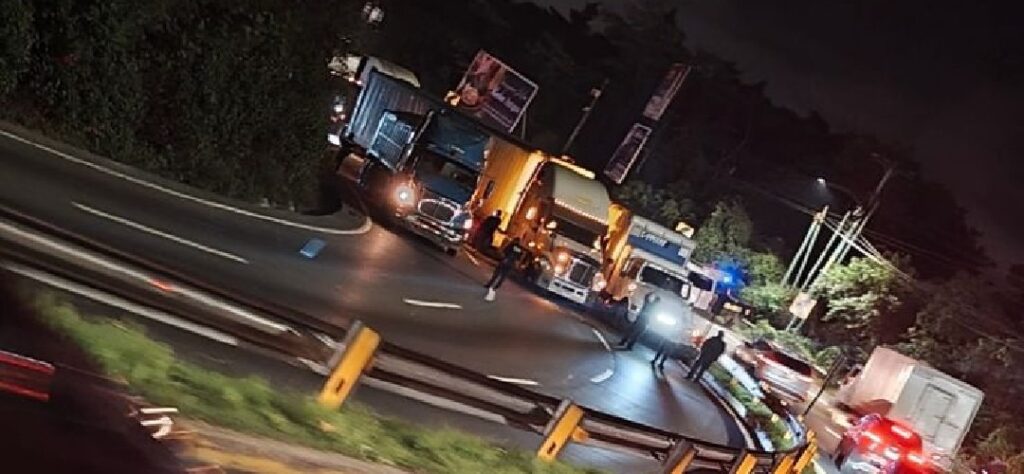 Accidente múltiple de tráileres en ruta Interamericana frena tráfico a occidente