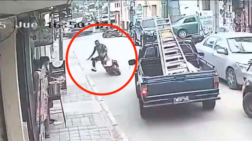 Alta velocidad, calle reducida y esquivar automóviles estacionados las claves de un accidente en Huehuetenango (VIDEO)