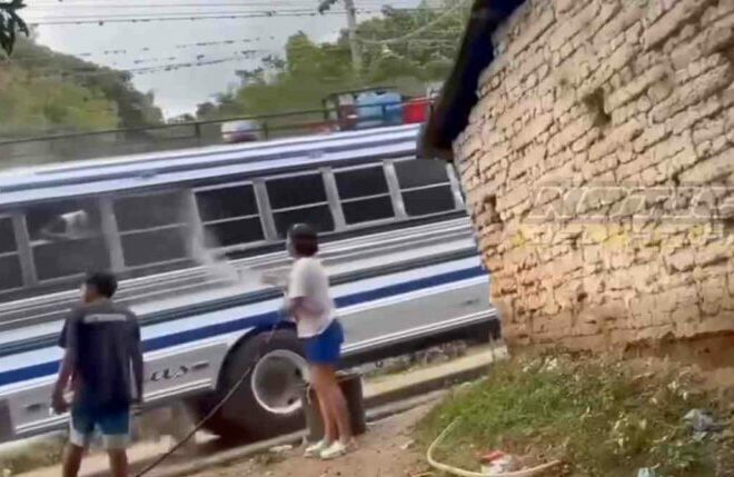 Quiché: Conductor golpeó a personas que le arrojaron agua (VIDEO)
