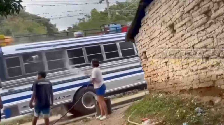 Quiché: Conductor golpeó a personas que le arrojaron agua (VIDEO)