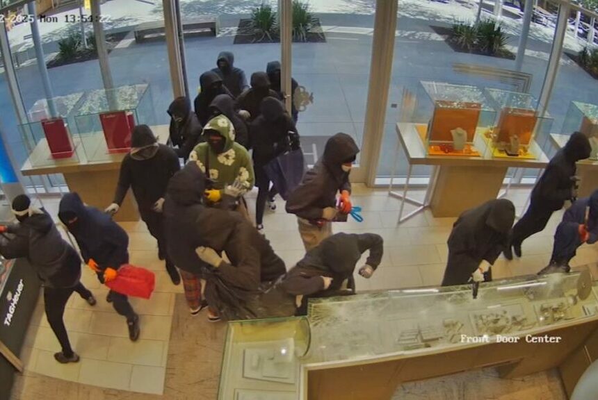 Impactante: Unas 25 personas asaltan joyería en California y roban $1 millón