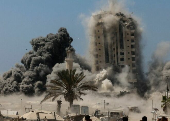 El ejército israelí bombardea un edificio en Ciudad de Gaza