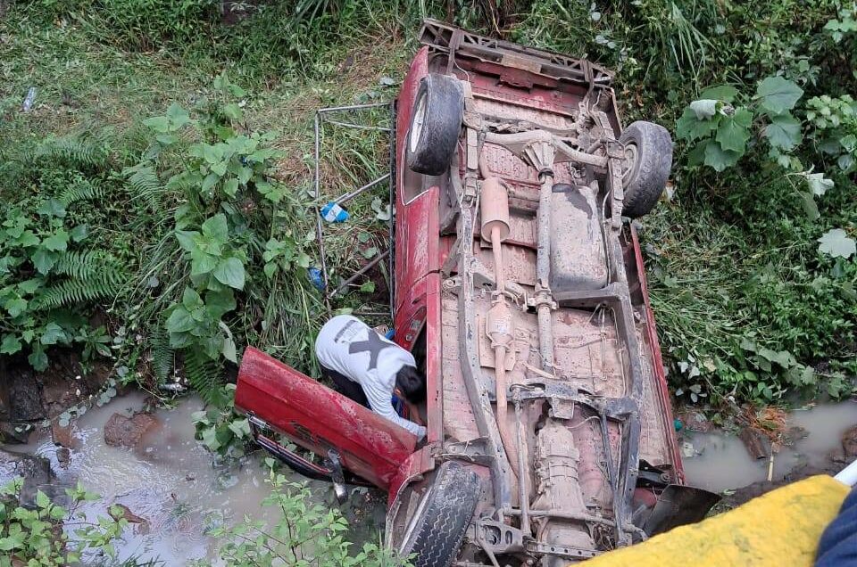 Vehículo cae en hondonada en Momostenango, Totonicapán, y deja 8 menores de edad heridos