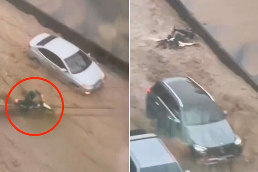 Motorista es arrastrado por correntada en carretera a El Salvador; logró salvarse y trató de rescatar moto (VIDEO)