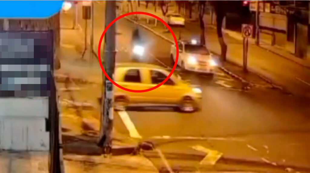 Sufre fuerte accidente e ignora a su novia para ver cómo quedó su moto (VIDEO)