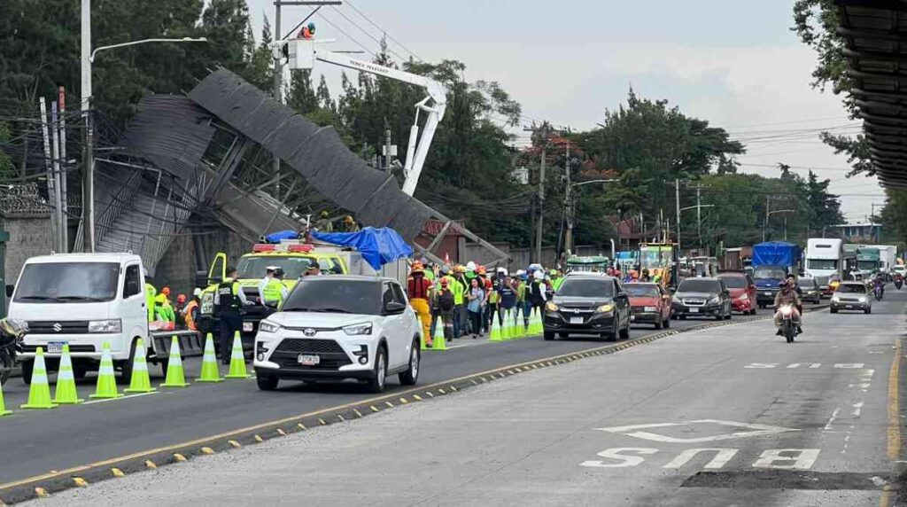 Reanudan circulación en calzada Raúl Aguilar Batres tras colapso de pasarela