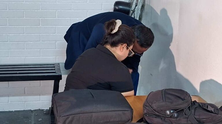 Agente de PMT es arrastrada por conductora en zona 9 de Ciudad de Guatemala