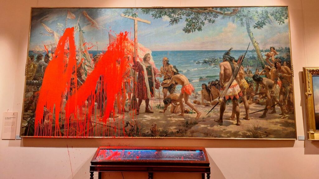 Activistas lanzan pintura roja contra un cuadro de Cristóbal Colón