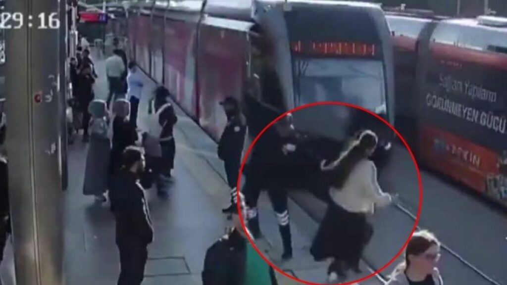 ‘Héroe sin capa’: Guardia salva a una mujer de ser atropellada por un tranvía