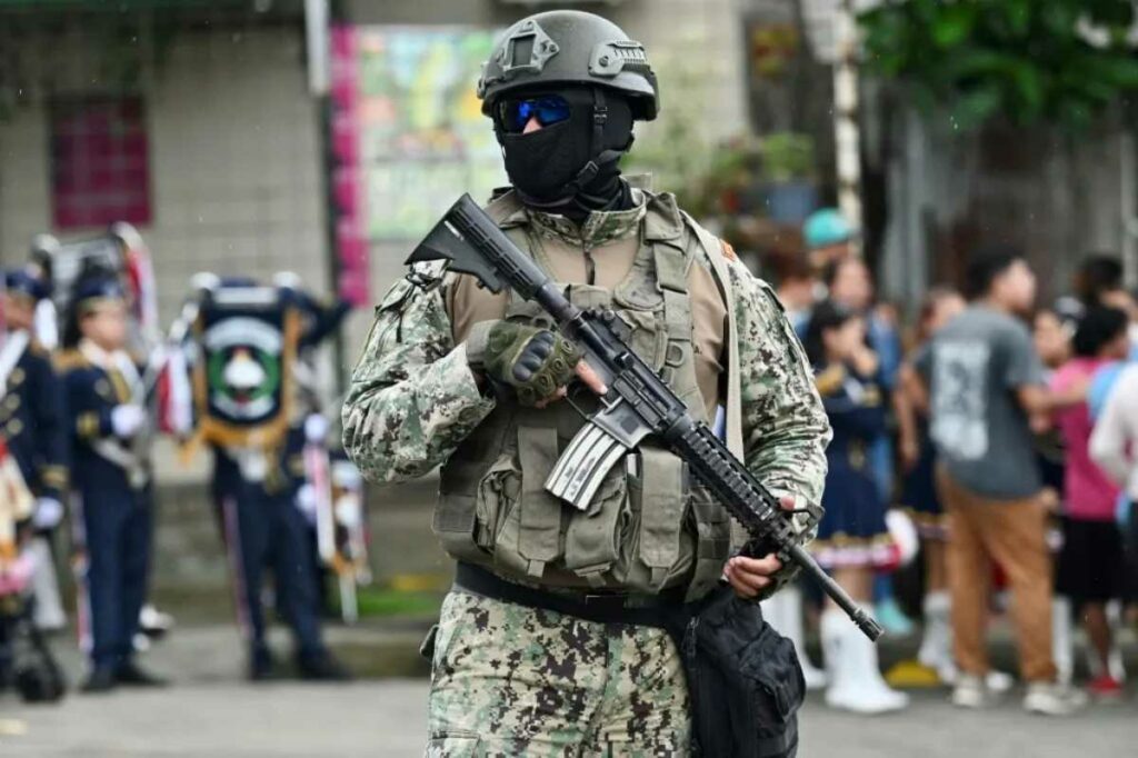 Militares de Ecuador intervienen una zona de minería ilegal en el norte del país