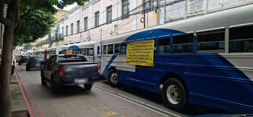 Conductores protestan en Congreso por subsidio a adultos mayores