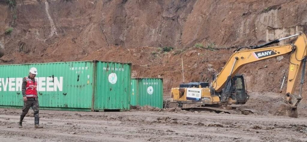 Autoridades agilizan limpieza en carretera a El Salvador