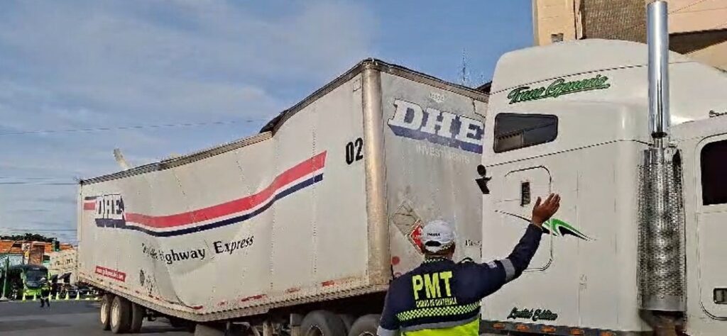 Municipalidad retira tráiler atascado en puente El Amate de zona 1