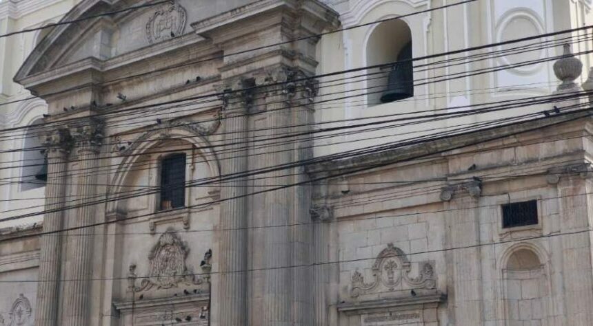Fieles agradecen a San Judas Tadeo compartiendo comida Tamalitos, chuchitos y tostadas son distribuidos entre los asistentes.