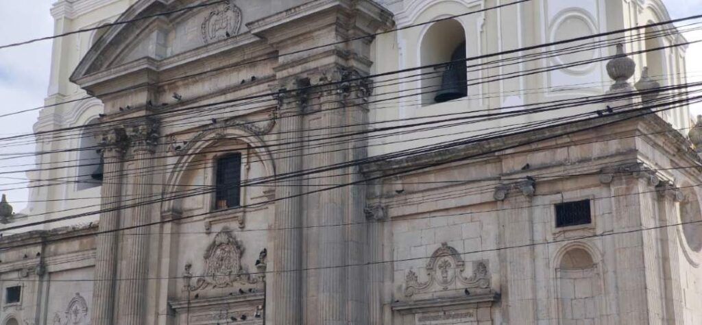 Fieles agradecen a San Judas Tadeo compartiendo comida Tamalitos, chuchitos y tostadas son distribuidos entre los asistentes.