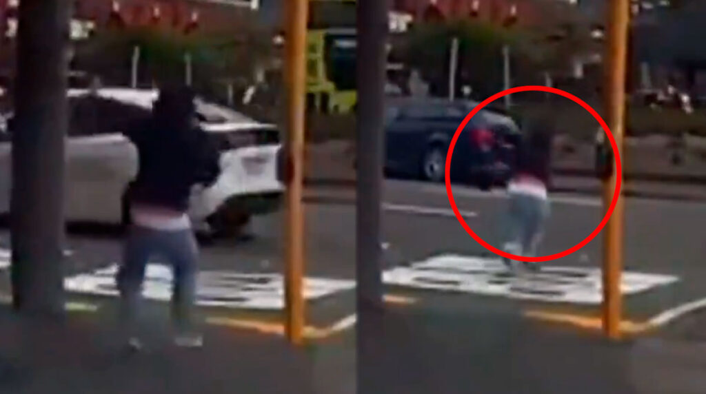 Fuerte viento arrastra a una mujer a la calle; estuvo a punto de ser atropellada (VIDEO)