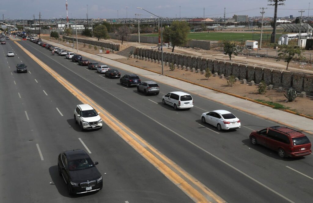 Largas filas en cruces en la frontera norte de México por el cierre del Gobierno en EE.UU.