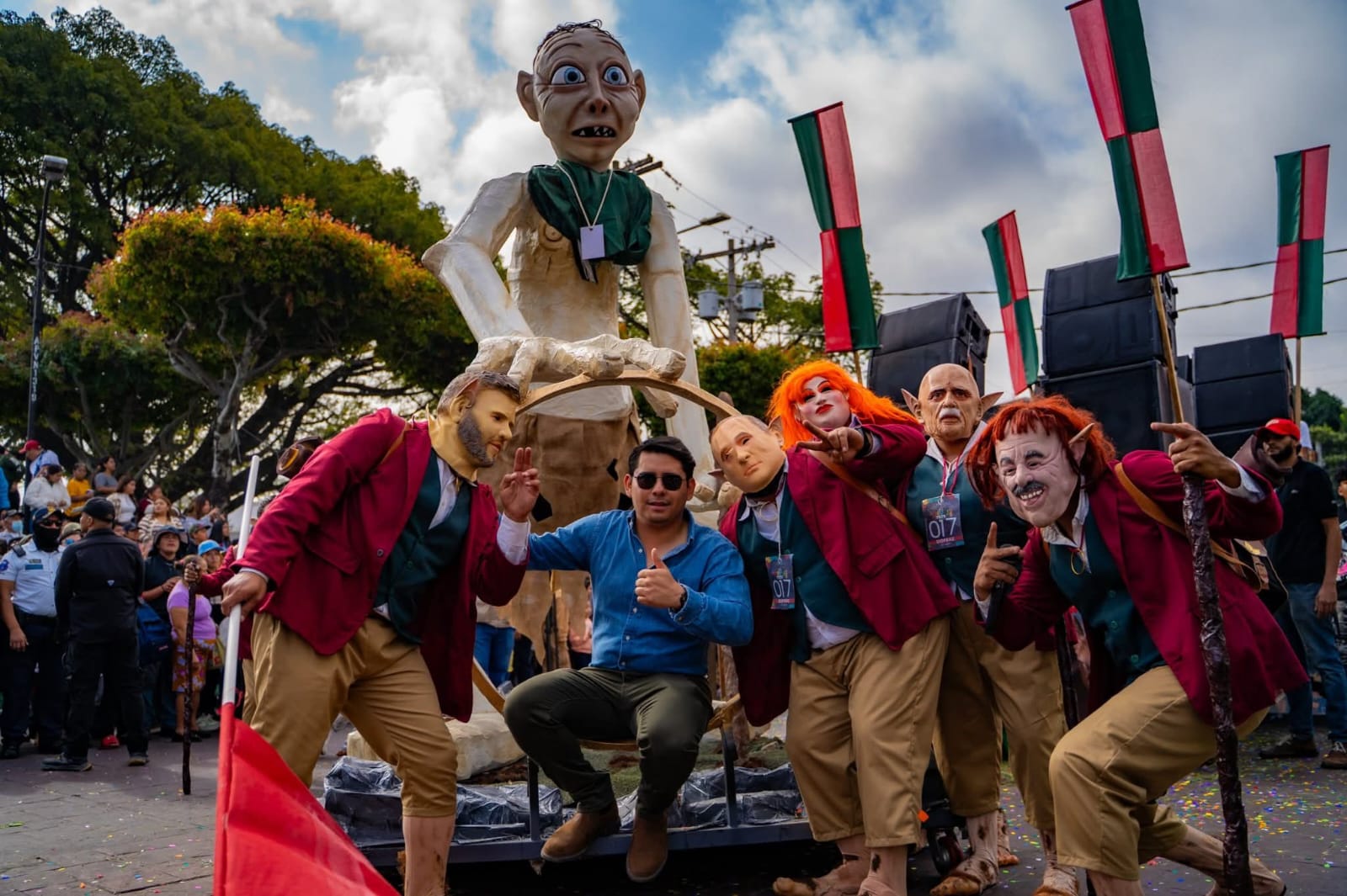 Miles de habitantes de Villa Nueva y otros municipios observaron a los fieros 2025. Recorrieron las calles del casco central de Villa Nueva.