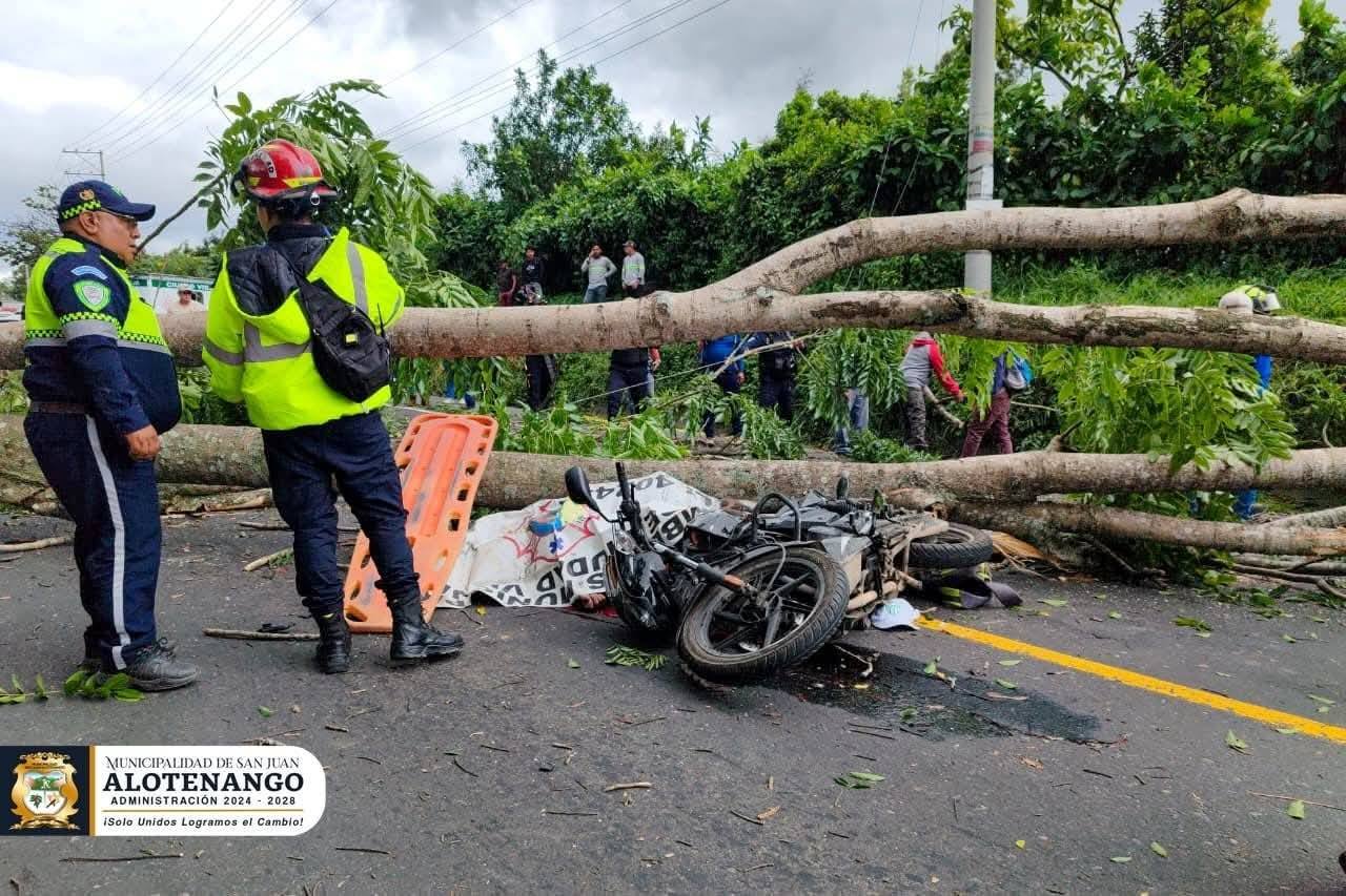 LE CAE UN ARBOL A UN MOTORISTA Y PIERDE LA VIDA, EL HECHO FUE EN ALOTENANGO HACIA CIUDAD VIEJA.