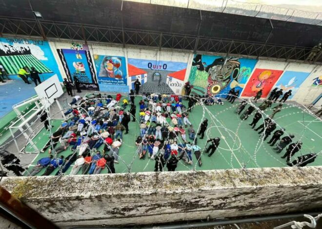 Ecuador traslada a primeros presos a megacárel