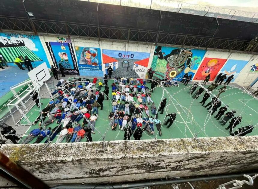 Ecuador traslada a primeros presos a megacárel