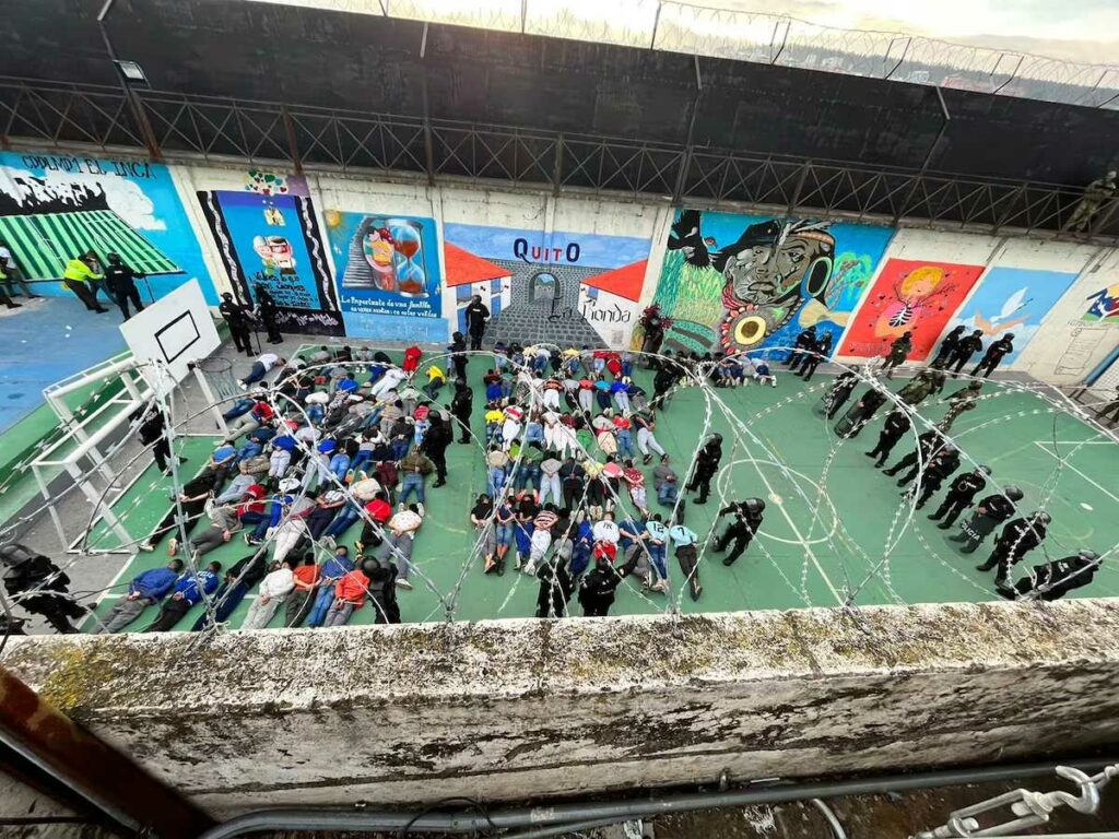 Ecuador traslada a primeros presos a megacárel