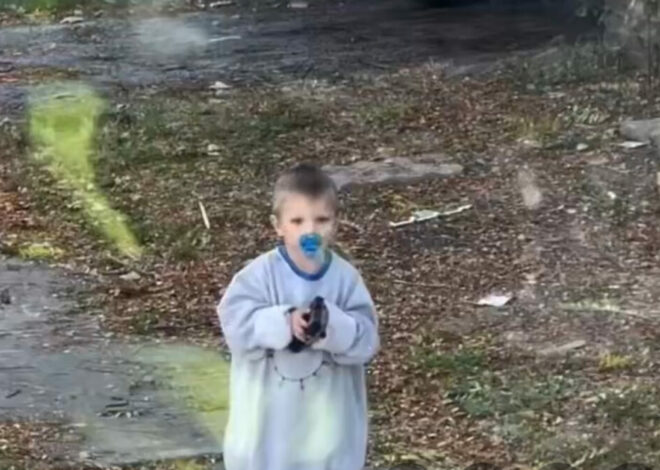 Niño pequeño camina solo con un arma en Cleveland y desata indignación en redes