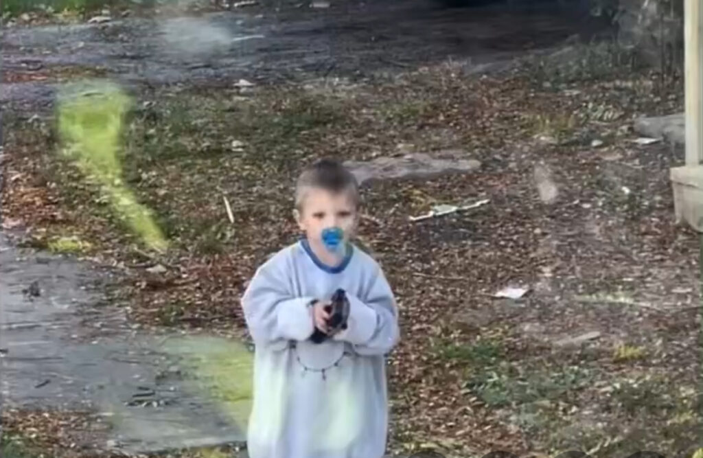 Niño pequeño camina solo con un arma en Cleveland y desata indignación en redes