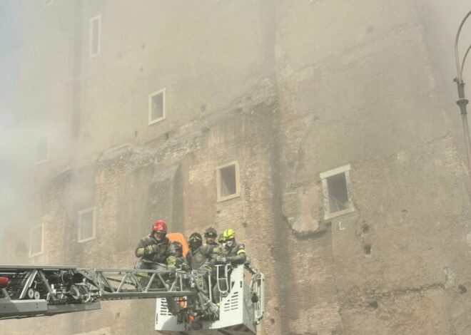 Un trabajador atrapado tras el colapso parcial de una torre medieval en Roma