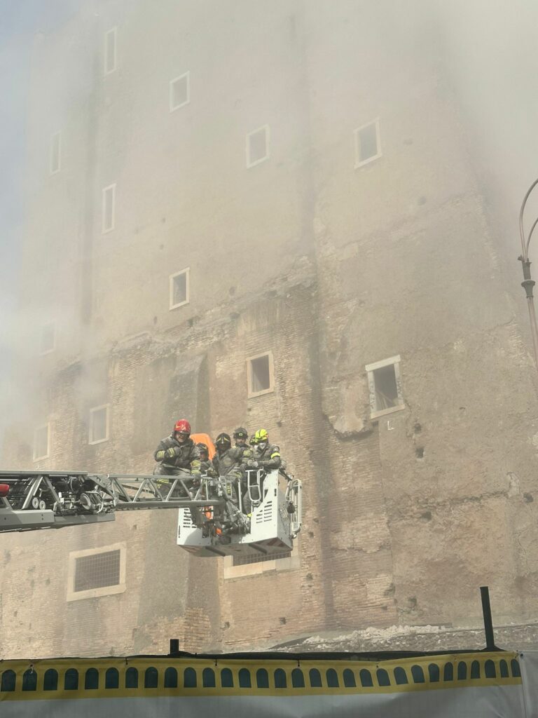Un trabajador atrapado tras el colapso parcial de una torre medieval en Roma