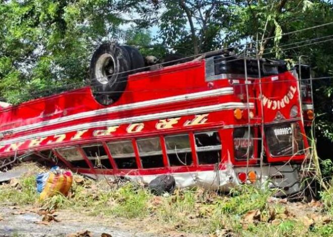 Accidente de bus en Escuintla deja un conductor muerto y al menos once heridos