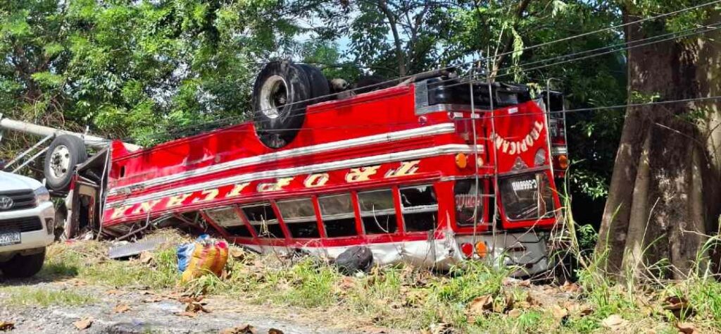 Accidente de bus en Escuintla deja un conductor muerto y al menos once heridos