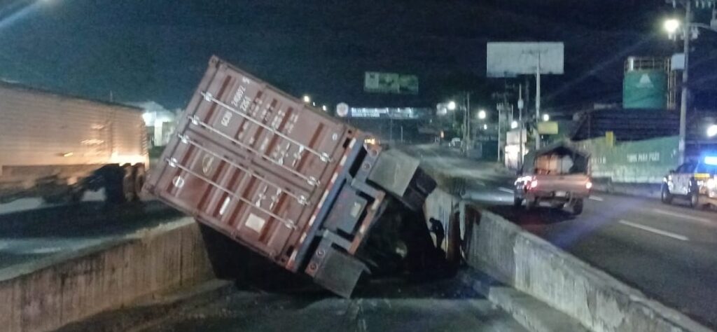 Volcadura de transporte pesado obstruye tránsito en km 19 de ruta al Pacífico