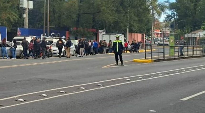 Ambiente festivo y comercial rodean el estadio El Trébol