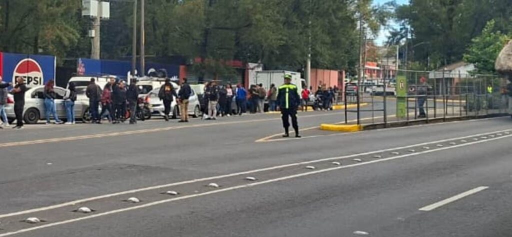 Ambiente festivo y comercial rodean el estadio El Trébol