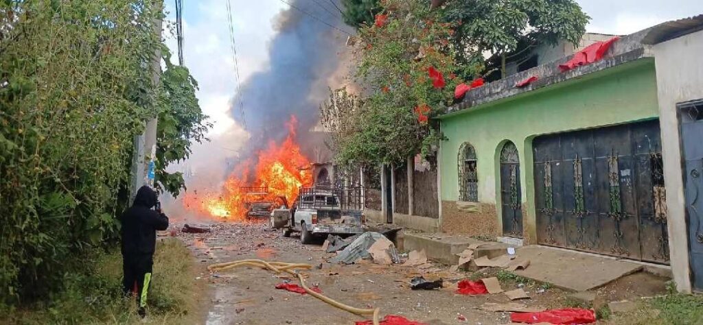 Detonación en cohetería genera enorme nube de humo y pánico en el municipio