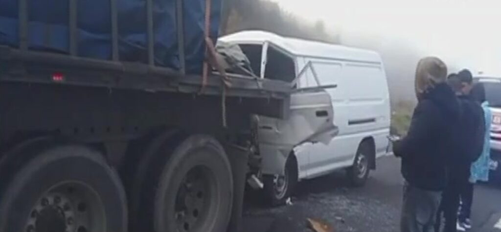 Tres personas resultaron heridas tras choque entre microbús y tráiler en la ruta Interamericana