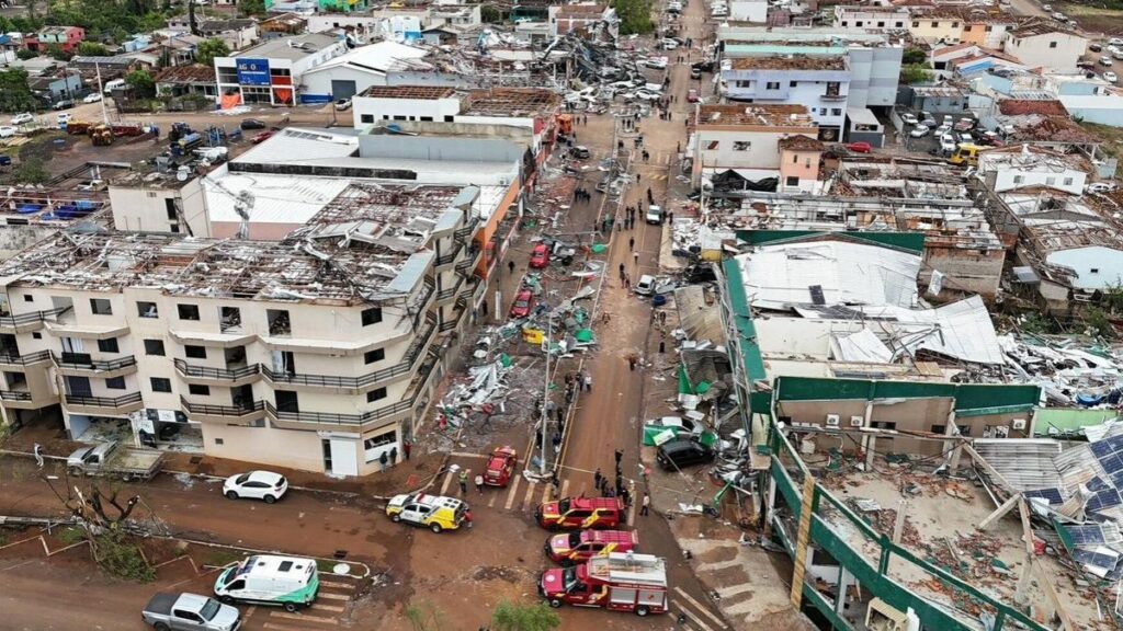 Tornado deja cinco muertos y más de 430 heridos en sur de Brasil