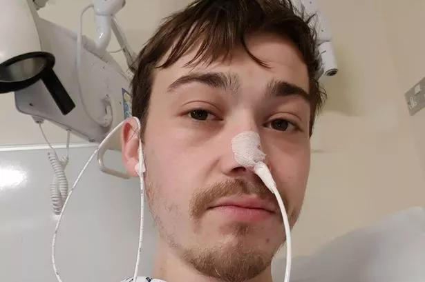 La extraña enfermedad que hace vomitar a un hombre 60 veces al día