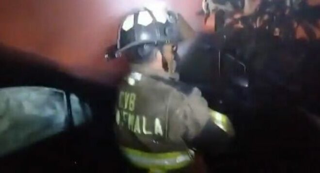 Incendio de grandes proporciones se registra en taller mecánico y afecta varios vehículos