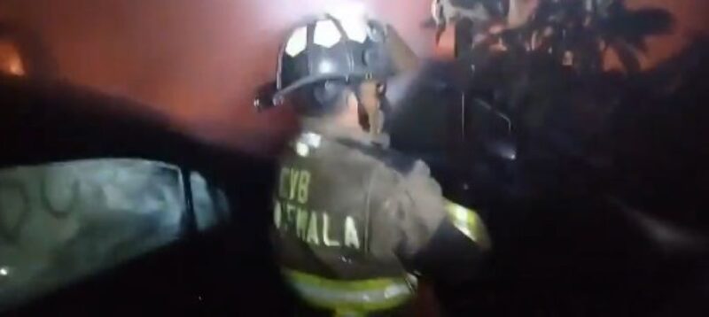 Incendio de grandes proporciones se registra en taller mecánico y afecta varios vehículos