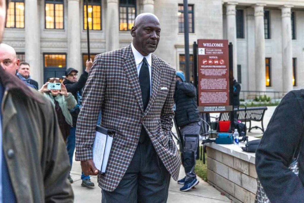Michael Jordan comparece ante el tribunal al inicio del juicio antimonopolio contra NASCAR