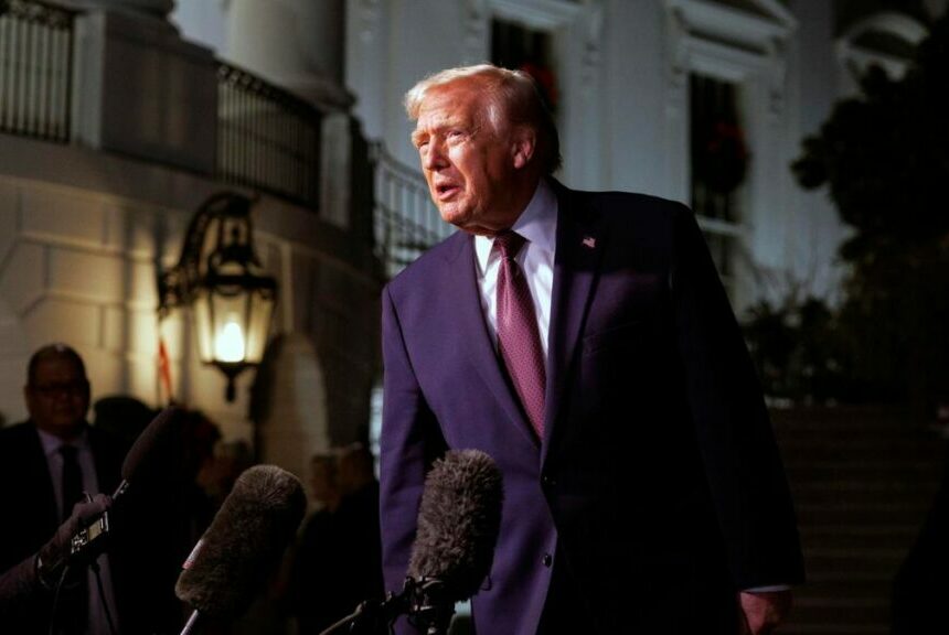 Trump voló al menos 8 veces en el avión privado de Epstein, según nuevos archivos del caso