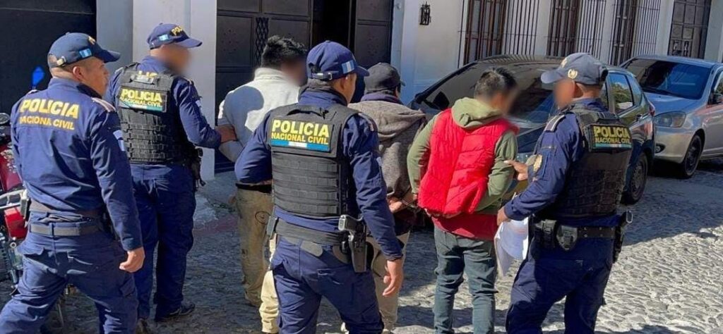 Hermanos son detenidos en Sacatepéquez por presunta agresión a su tío