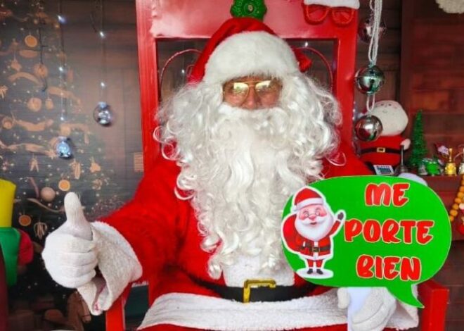 Niños abrazan y piden regalos a Santa Claus en la zona 1