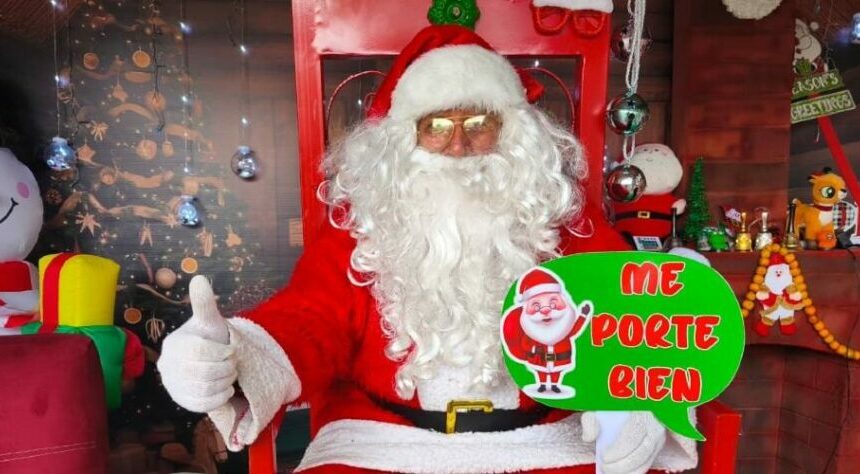 Niños abrazan y piden regalos a Santa Claus en la zona 1