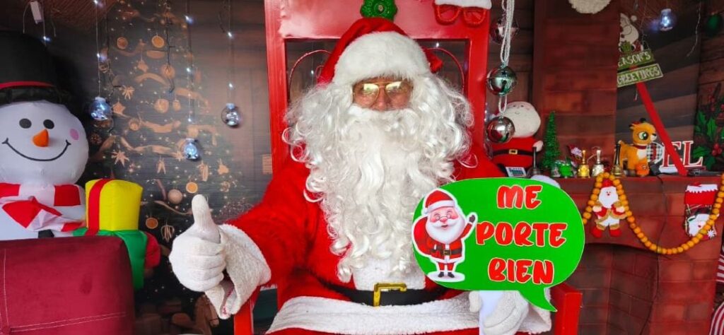 Niños abrazan y piden regalos a Santa Claus en la zona 1