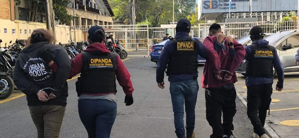 PNC y MP capturan a dos presuntos extorsionistas del Barrio 18 en allanamientos